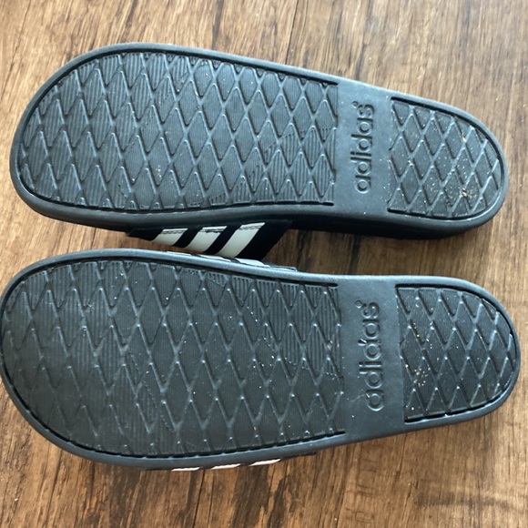 Adidas size 8 slides. Excellent condition never worn. - Picture 8 of 9